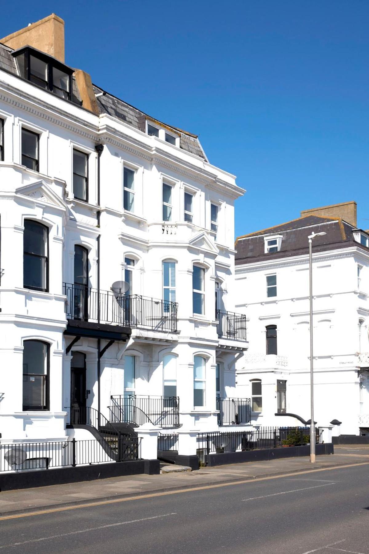 Spacious Beach Front Apartment With Stunning Sea Views Deal Exterior photo